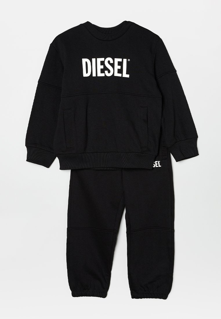 Conjunto de sudadera y pantalones negros de algodón. Presenta un atrevido logo blanco "DIESEL" en la parte frontal y puños elásticos en los pantalones.