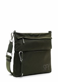 Borsa a spalla in nylon verde scuro con superficie texturizzata, apertura con zip e accessori in metallo. Presenta una tasca frontale e una tracolla regolabile.