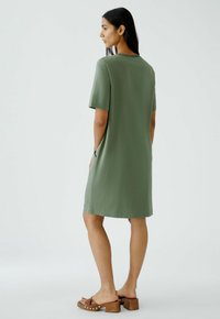 Oui PATCH - Freizeitkleid - shaded moss