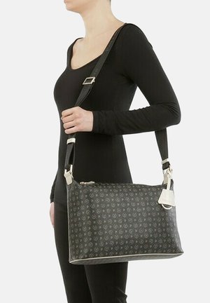 Borsa a spalla in materiale sintetico nero con un motivo a logo ripetuto, una tracolla regolabile e dettagli bianchi. Chiusura con zip e etichetta.