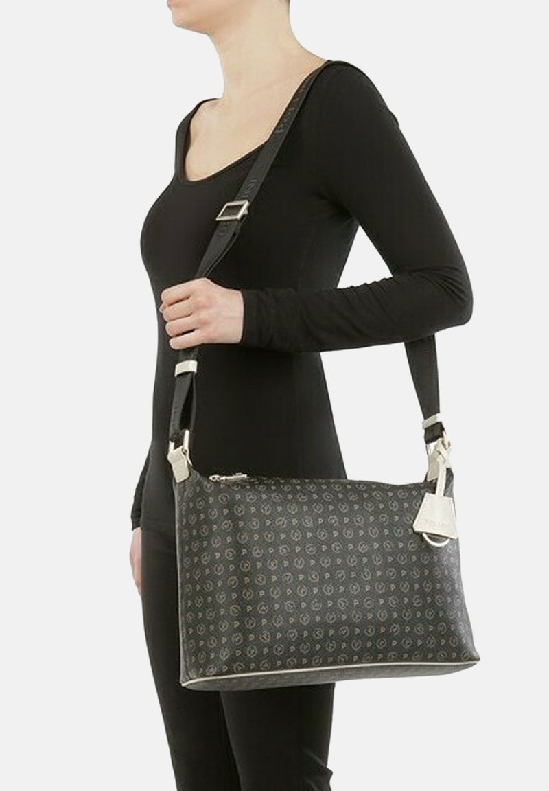 Borsa a spalla in materiale sintetico nero con un motivo a logo ripetuto, una tracolla regolabile e dettagli bianchi. Chiusura con zip e etichetta.
