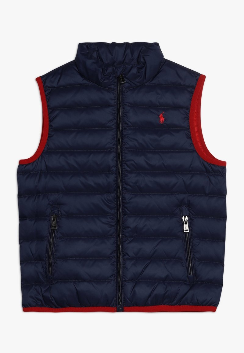 Chaleco acolchado azul marino con cuello alto y acentos rojos. Presenta un cierre frontal con cremallera, dos bolsillos laterales con cremallera y textura acolchada.