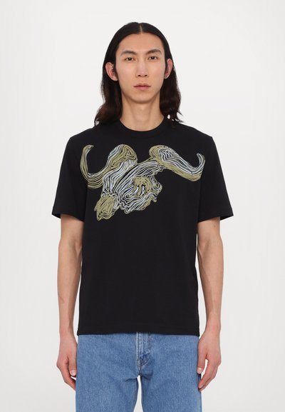 Tricou negru din bumbac cu un graphic stilizat, colorat în mai multe nuanțe, reprezentând capul unui taur într-un model spiralat, manșete scurte și guler rotund.