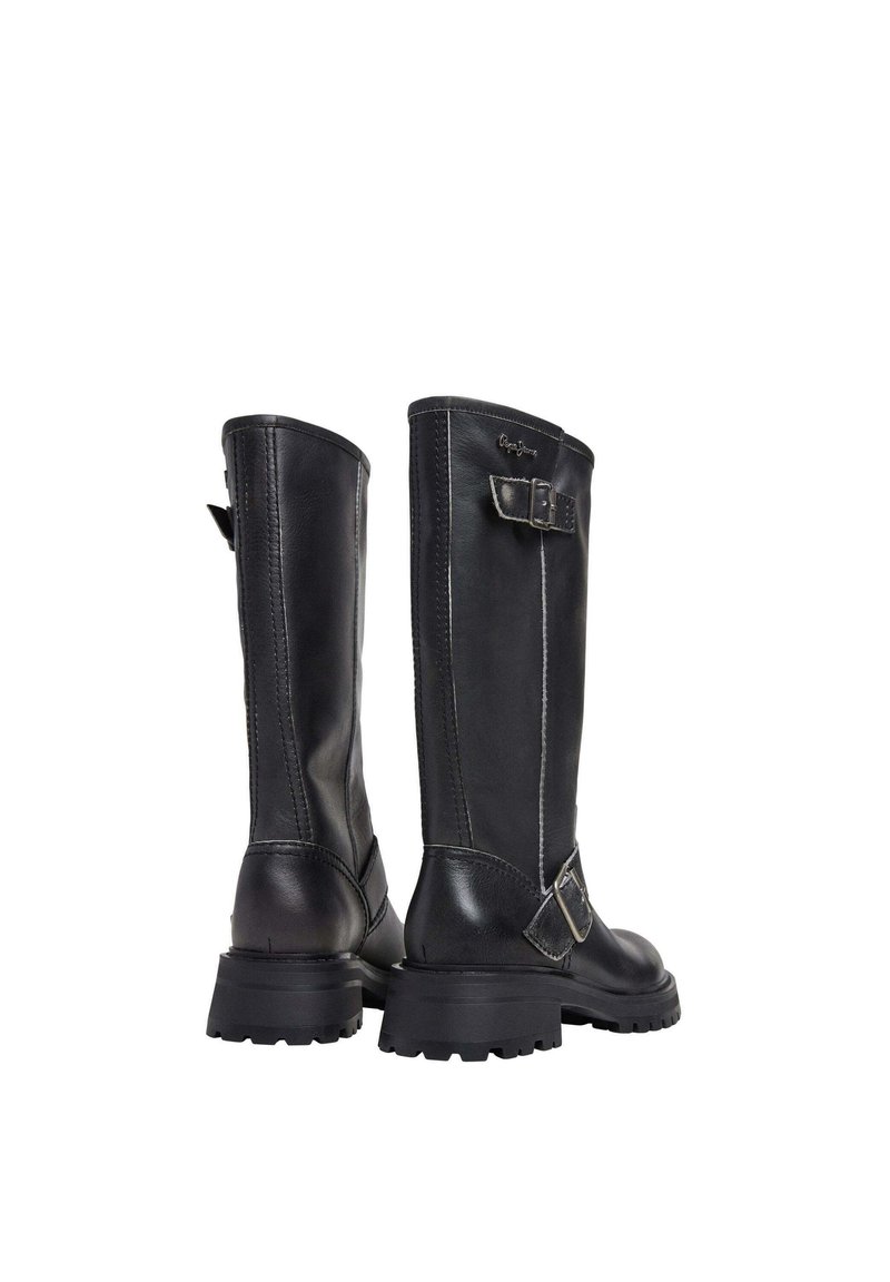Stivali neri in pelle al ginocchio con una texture liscia, un accento in metallo a forma di fibbia e una suola robusta in gomma con un battistrada scolpito.
