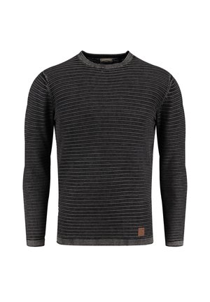 Czarny sweter w paski z długim rękawem o ryflowanej fakturze, z małą brązową skórzaną metką na dolnym froncie. Klasyczny okrągły dekolt.