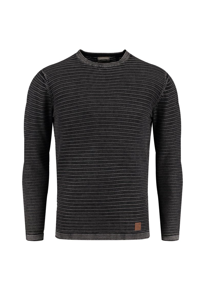 Maglione a maniche lunghe nero a righe con una texture a coste e un piccolo etichetta in pelle marrone sulla parte anteriore inferiore. Collo tondo classico.