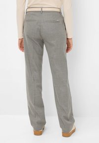 Grijze broeken met een recht gesneden ontwerp, gemaakt van textiel met textuur, voorzien van achterzakken en een tan kleurige riem. Gladde afwerking en een geklede uitstraling.