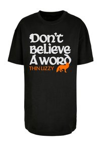 Juodas medvilninis marškinėliai su drąsiais baltais užrašais "Neklausyk nė žodžio" ir "THIN LIZZY" oranžine spalva, su stilizuota oranžine lapės grafika.
