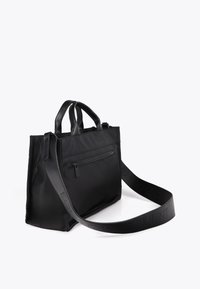 Černý taška přes rameno se dvěma horními rukojeťmi a nastavitelného popruhu, obsahující přední zipovou kapsu a elegantní, minimalistický design.