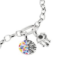 Silberarmband mit großem rundem Anhänger mit farbenfrohem Mosaikmuster und Spinnennetz-Design sowie einem hängenden Anhänger in Form eines Auges mit schwarzen Akzenten.