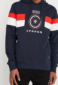 Felpa con cappuccio blu marina con strisce orizzontali rosse e bianche sulle maniche, logo grafico sul petto, cappuccio con coulisse e polsini e orlo a costine.
