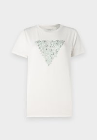 Camiseta blanca de manga corta que presenta un bordado floral en forma de triángulo en color verde menta, con acentos decorativos y lentejuelas en el frente.
