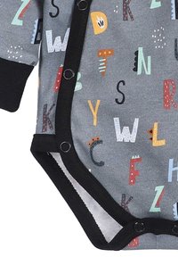 Grå heldragt med farverige, forskellige bogstaver. Sort kant og trykknaplukninger forneden. Blødt stof med en glat tekstur.