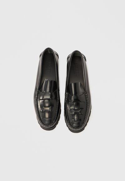 Μαύρα δερμάτινα μοκασίνια με υφασμένο μοτίβο στο μπροστινό μέρος, στρογγυλεμένες άκρες και υφασμένη ραφή κατά μήκος της σόλας. Επίπεδο, χωρίς κορδόνια σχέδιο.