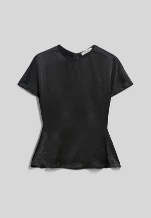 Blouse noire à manches courtes avec légère brillance, encolure ronde, ourlet péplum discret et fermeture éclair au dos, posée à plat sur fond gris.