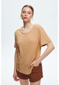 adL - SHORT SLEEVE LACE DETAILED  - T-shirt imprimé - camel Image miniature 1