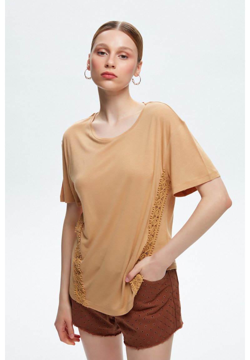 adL SHORT SLEEVE LACE DETAILED - Triko s potiskem - camel