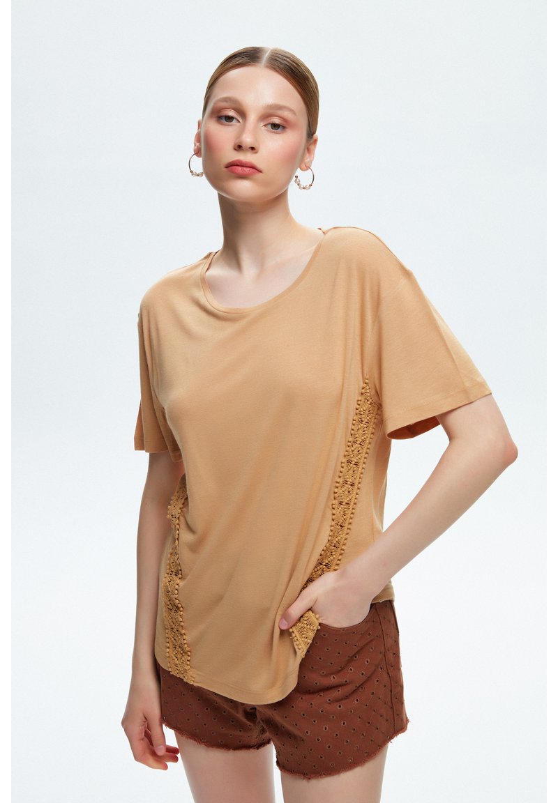 adL - SHORT SLEEVE LACE DETAILED  - T-shirt imprimé - camel, Agrandir