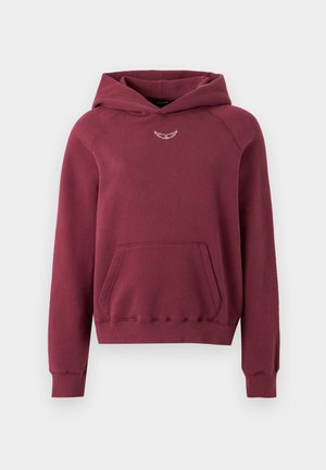Bordeauxrode hoodie gemaakt van zachte stof, met een voorkantzak, een capuchon met trekkoord, en een klein decoratief logo op de borst. Geribbelde boorden en zoom.
