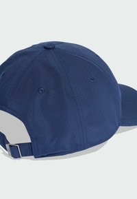 Námornícky modrá baseballová čiapka s nastaviteľným popruhom a kovovou sponou, s prešitými ventilačnými otvormi na každom paneli, vystavená na svetlom pozadí.