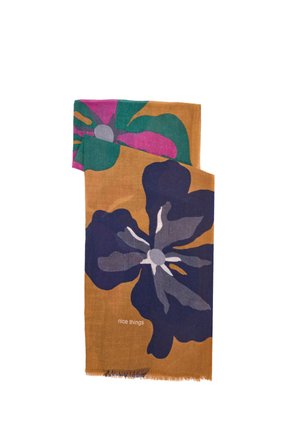 Bufanda con un gran diseño floral en colores azul marino, gris, verde, rosa y mostaza sobre un fondo marrón, con el texto "nice things" cerca de la parte inferior.