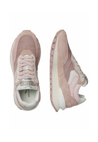 Różowe sneakersy wykonane z siateczki i zamszu, z białymi akcentami, sznurówkami oraz teksturowaną gumową podeszwą, zaprojektowane w nowoczesnym sportowym kształcie.