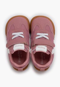 Sneakers rosa per bambini con tomaia in rete, suola in gomma, dettagli bianchi e chiusura a strappo. Presentano un design testurizzato sui lati.