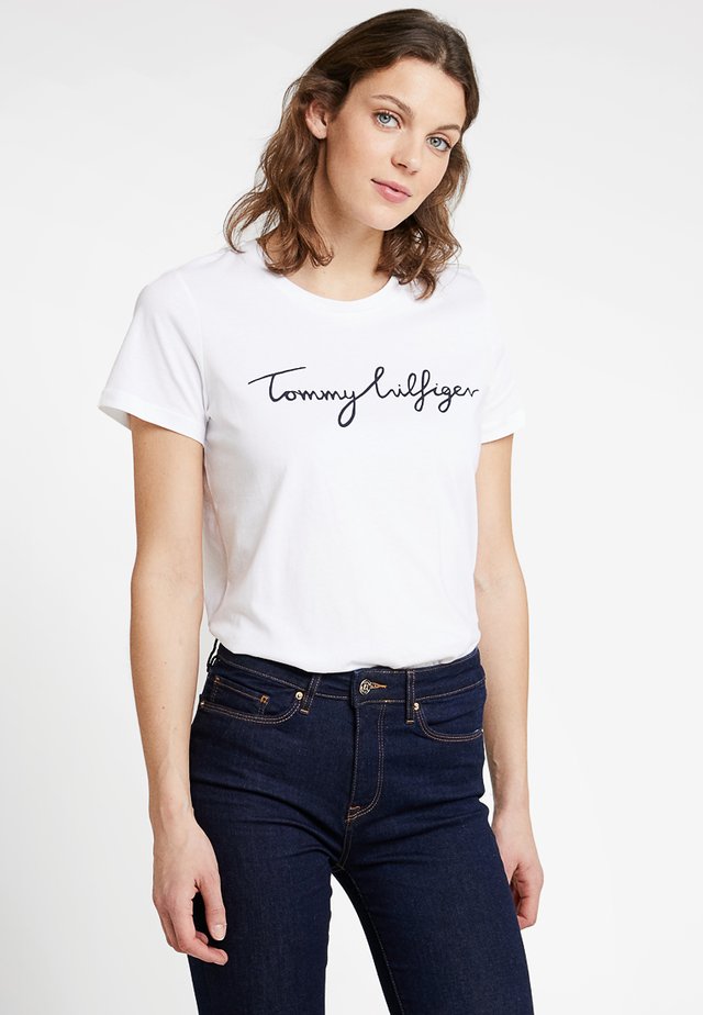 HERITAGE CREW NECK GRAPHIC TEE - T-Shirt print - classic white