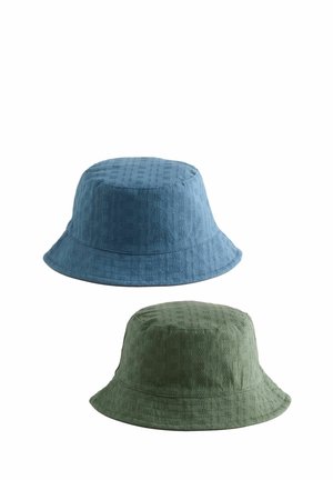 Deux chapeaux seau en tissu texturé bleu et vert avec des larges bords souples sur fond blanc.