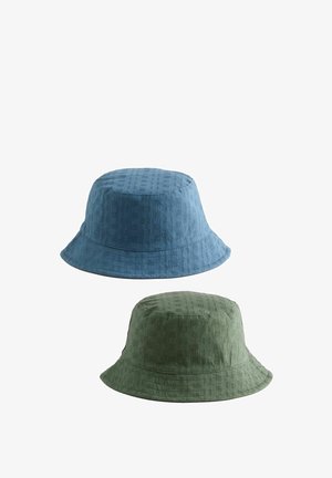 Két strukturált szövetsapka kék és zöld színben, széles, puha karimával, fehér háttéren.