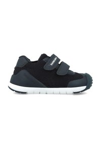 Sneaker in rete nera con suole in gomma bianca, dotate di due cinturini regolabili a strappo e una punta testurizzata.