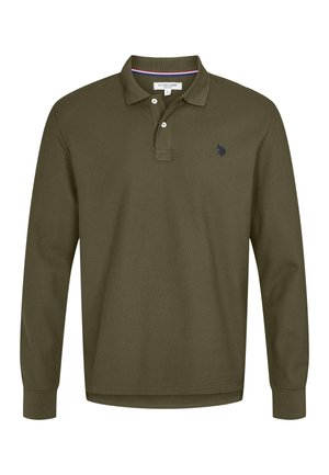 Olívazöld pamut hosszú ujjú galléros póló, galléros nyakkal és kéttagú gombos plackettel. Sötétkék logó részlettel.