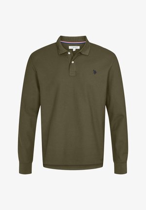 Garām piedurknēm polo krekls olīvu zaļā kokvilnā ar apkakli un divu pogu aizdari. Izcelta tumši zilā logotipa detaļa.