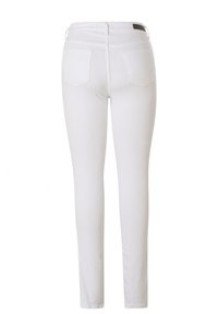 Witte skinny jeans met een gladde textuur, voorzien van een middelhoge tailleband, twee achterzakken en een klein logotag aan de achterkant.