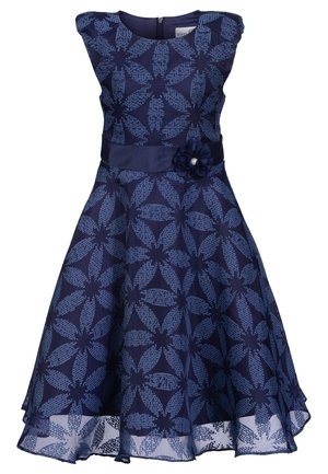 Mørkeblå ærmeløs kjole med stort blomsterprint, figursyet talje med satinbælte og blomsterdekoration på siden.