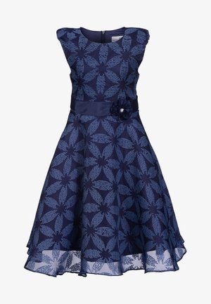 Robe sans manches bleu marine à grand motif floral, taille cintrée avec ceinture en satin et embellissement floral sur le côté.