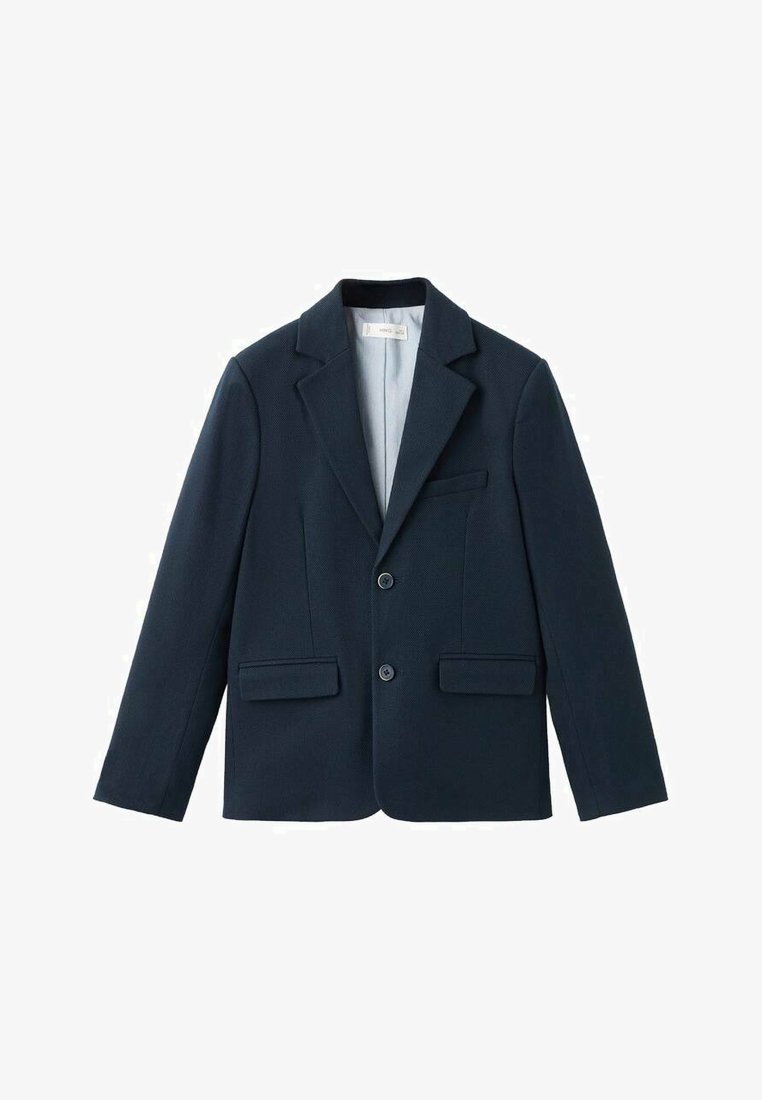 Marineblauwe, enkelrijige blazer met inkeping rever, twee klepzakken aan de voorkant, borstzak met bies en twee knopen.