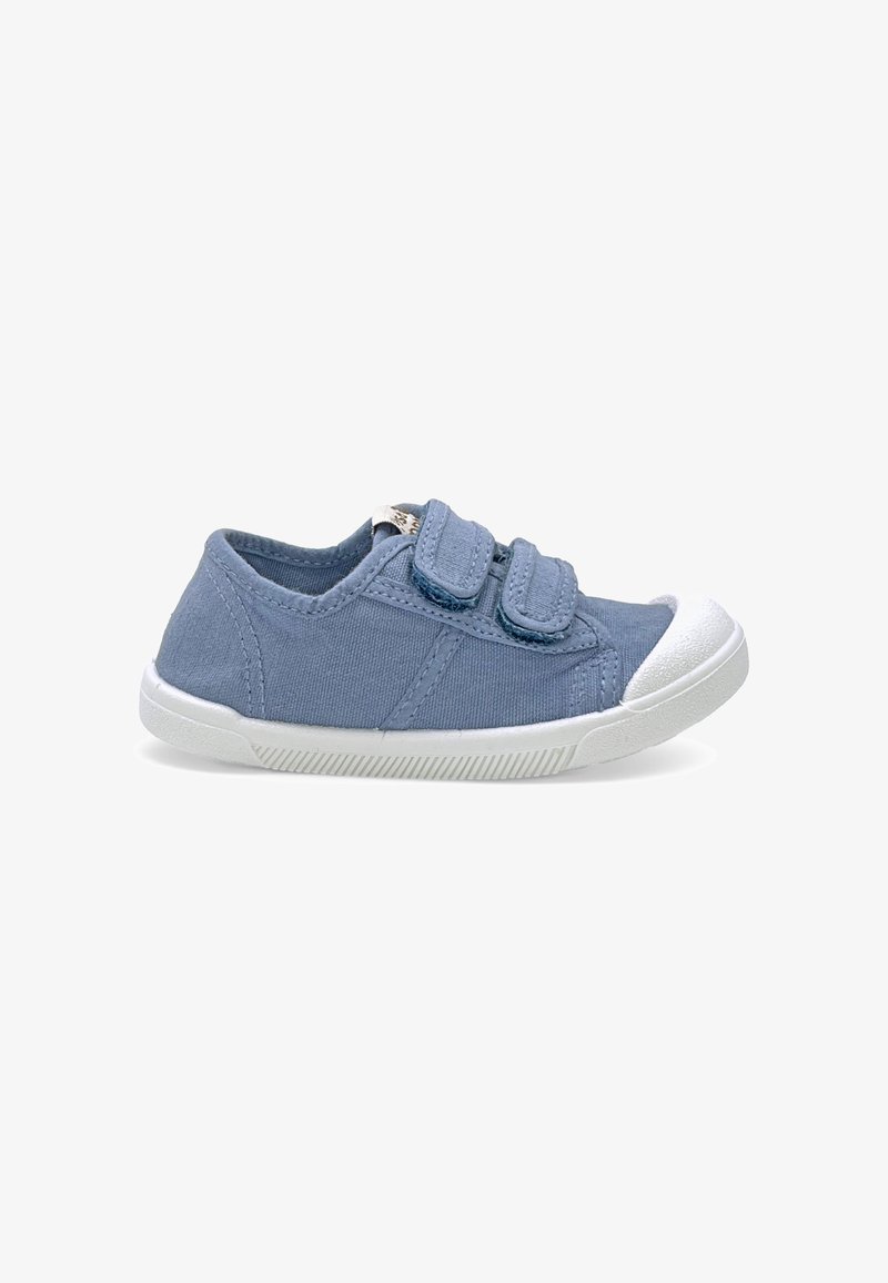 Basket bleue pour tout-petit avec embout et semelle en caoutchouc blanc, avec deux bandes Velcro réglables.
