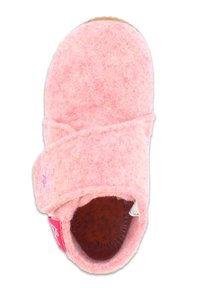 Rosa Filzpantoffel mit einem Riemendesign, weicher Textur und einer strukturierten Innensohle. Enthält ein dekoratives Element an der Seite.