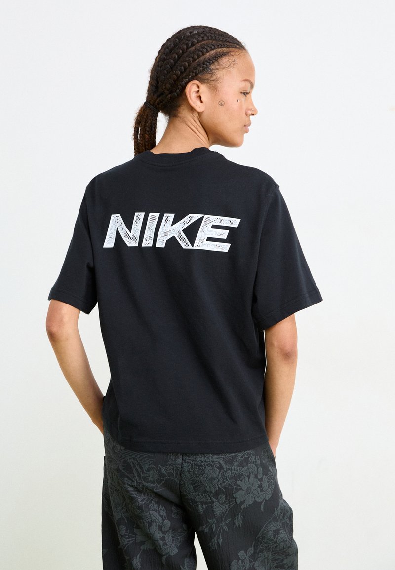 Nike Sportswear - ASBURY CREW  - Print T-shirt - black/white, Enlarge