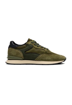 Niskie sportowe buty typu sneaker z zielonego zamszu i tkaniny w kolorze oliwkowym z czarnymi akcentami, sznurowane z przodu, z beżową podeszwą.