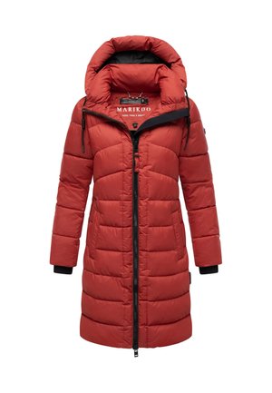 Lang rød polstret vinterfrakke med høj krave, sort lynlås, sidelommer og justerbare snore til hætten.