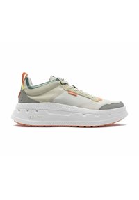 Sneaker léger avec une semelle blanche, des accents gris et des détails verts et oranges. Présente un tissu texturé et une semelle intermédiaire rembourrée.