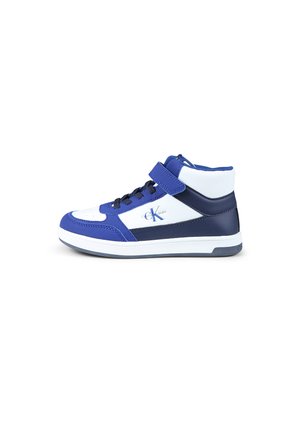 Zapatillas altas de cuero sintético azul y blanco, con una correa de velcro, cordones y acentos texturizados en contraste.