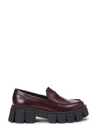 Bordeaux læder loafers med rund tå og tyk sort platform sål. Har en dekorativ rem og syning detaljer.