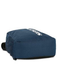 Bolso rectangular azul marino con una superficie texturizada, acentos de malla y un logo blanco en la parte superior. Cuenta con un cierre de cremallera y bordes reforzados.