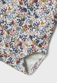 Blumenmuster-Infant-Bodysuit aus weicher Baumwolle, mit mehrfarbigen Blumen auf weißem Hintergrund und Druckknöpfen am Boden.