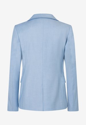 Lichtblauw getailleerd colbert gezien vanaf de achterkant met lange mouwen en een schouderkraag op een witte achtergrond.