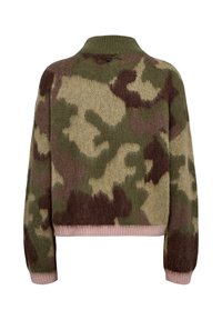 Pull en maille duveteuse avec motif camouflage vert, marron et beige, poignets et ourlet côtelés roses, vu de dos sur fond blanc.
