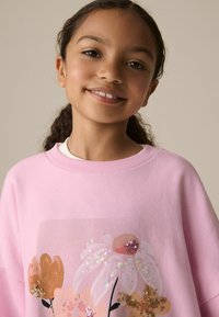 Next REGULAR FIT - Stickad klänning - pink flower graphic